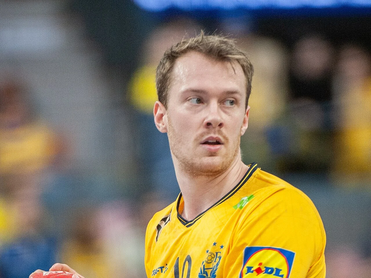 Felix Claar i gul svensk landslagströja under en landskamp
