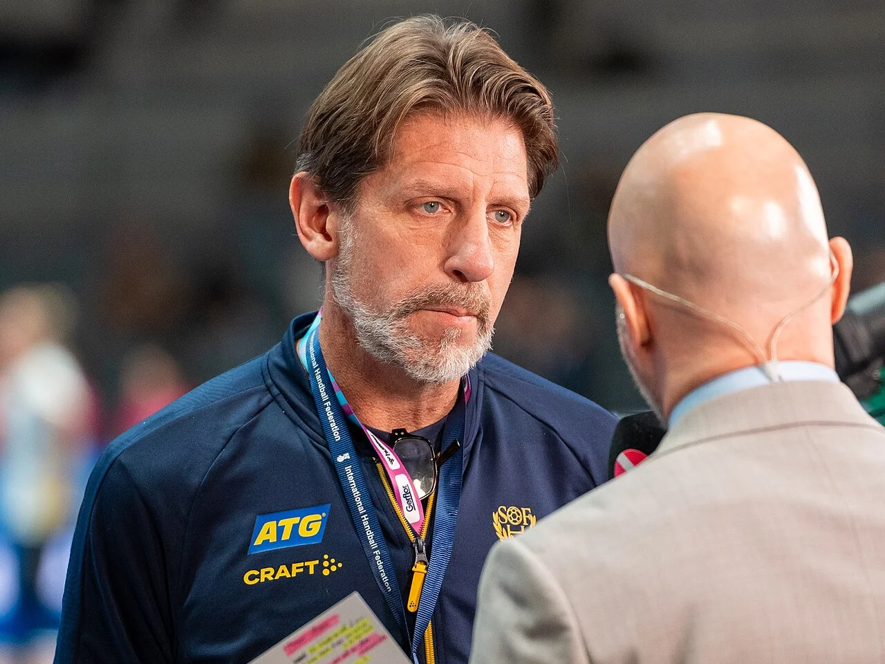 Tomas Axnér i landslagsjacka intervjuas under handbolls-VM 2025
